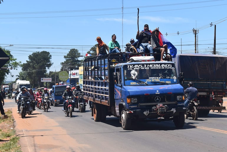 La imagen corresponde cuando los campesinos parten en caravanas de vehículos hacia el establecimiento Lusipar 