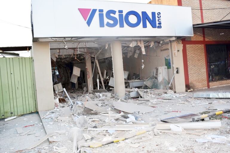 La detonación en cadena destrozó completamente las oficinas del banco Visión y causó destrozos en otros edificios cercanos.