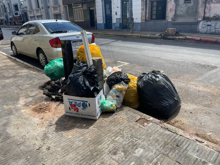 Basuras por las calles de Asuncion.