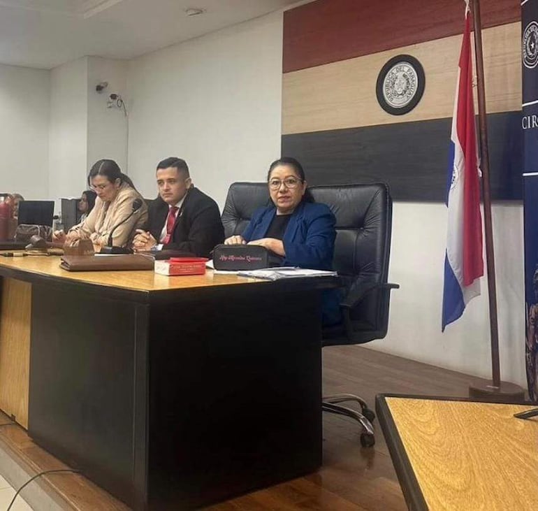 Los jueces de sentencia Marcelina Quintana, Mario Peralta (presidente) y Librada Peralta, integran el tribunal de Amambay que juzga a Manuel Ramão Velázquez Marín (ANR), exintendente de Zanja Pytã.