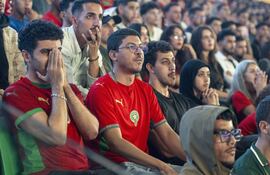 Aficionados de Marruecos asisten a la proyección pública del partido de fútbol de la fase de grupos del Mundial de la FIFA 2026 entre Brasil y Marruecos, en el Estadio Moulay Hassan en Rabat, Marruecos.