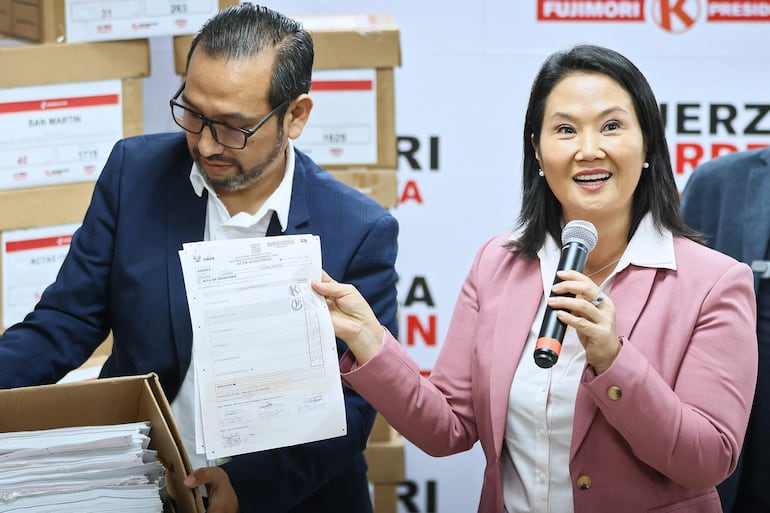 La presidenta electa de d Perú, Keiko Fujimori (d).