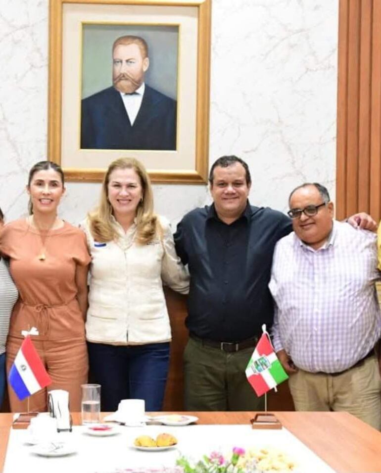 De izquierda a derecha: la gobernadora de Paraguarí, Norma Zárate de Monges (ANR-HC); la ministra de Salud, Marta Barán; el precandidato a la intendencia de Escobar por el cartismo, Horacio Scappini; y el presidente de la Junta Municipal, Miguel Gómez(HC).