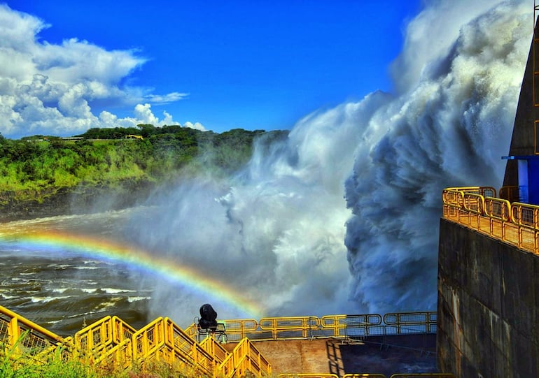 Vertedero de la represa Itaipú con sus compuertas abiertas.