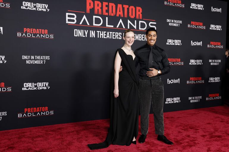 Elle Fanning y el actor neozelandés Dimitrius Schuster-Koloamatangi en el estreno de la película Depredador: tierras salvajes en el Teatro Chino TCL. (EFE/EPA/CAROLINE BREHMAN)

