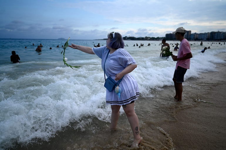 En Copacabana, Río de Janeiro, los turistas se suman al tributo a la diosa Iemanjá.