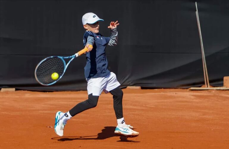 Alex Santiago Recalde es campeón invicto de tenis en la categoría 12 años.