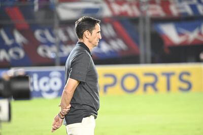 El español Manolo Jiménez, entrenador de Cerro Porteño, durante el partido frente a General Caballero de Juan León Mallorquín por la jornada 15 del torneo Apertura 2024 del fútbol paraguayo en el estadio Defensores del Chaco, en Asunción.