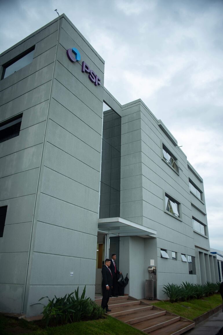 La planta se encuentra dentro de una superficie de seis hectáreas en una construcción de 20.000 m2.