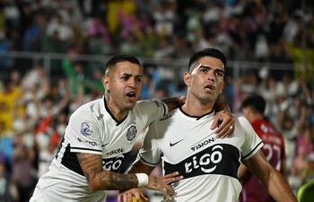 Derlis González (i) y Brian Montenegro (d), celebrando el gol del título.