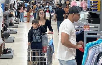 Compras en un comercio de PJC
