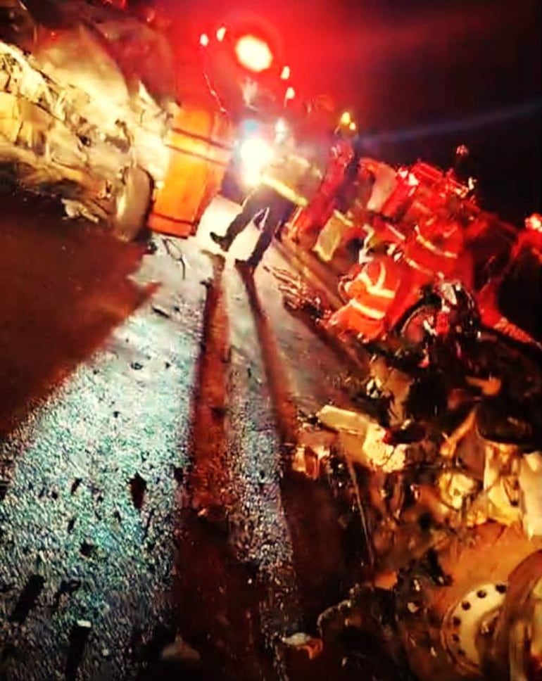 Un accidente automovilístico ocurrió en Carapeguá, con varios bomberos trabajando en el lugar.