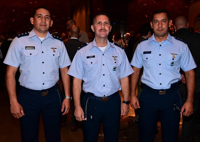 Cap. Eladio Espínola, Mayor Jorge Gómez y Cap. Alberto Aquino.