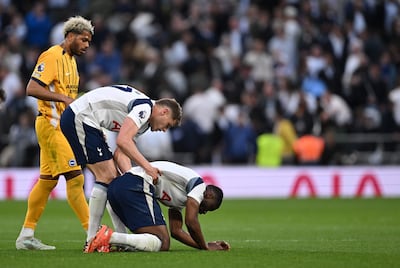 Micky van de Ven (centro), del Tottenham Hotspur, ayuda a su compañero de equipo Kevin Danso (der.) a levantarse mientras Georginio Rutter, del Brighton and Hove Albion, observa durante el partido de la Premier League inglesa entre el Tottenham Hotspur y el Brighton & Hove Albion, en Londres.