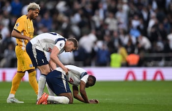 Micky van de Ven (centro), del Tottenham Hotspur, ayuda a su compañero de equipo Kevin Danso (der.) a levantarse mientras Georginio Rutter, del Brighton and Hove Albion, observa durante el partido de la Premier League inglesa entre el Tottenham Hotspur y el Brighton & Hove Albion, en Londres.