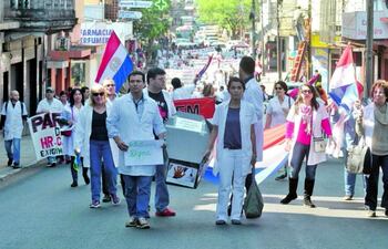 Personal de blanco amenaza con "para la salud" en caso de que la reforma de la Caja Fiscal eleve las condiciones actuales de años de aportes y edad para la jubilación
