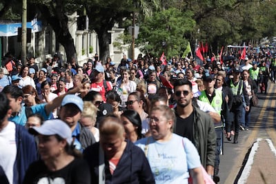 Maestros afiliados a cuatro agremiaciones sindicales en Paraguay participan en un manifestación para exigir un reajuste salarial del 8 %, nuevas contrataciones y un mayor presupuesto para la educación, este jueves en Asunción.