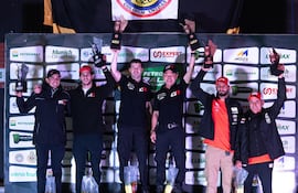 Podio del emotivo Rally de Colonias Unidas: Ale Galanti-Marcelo Toyotoshi (centro), Migue Zaldívar-Luis Allende (izq.) y Agustín Alonso y Edgardo Galindo.