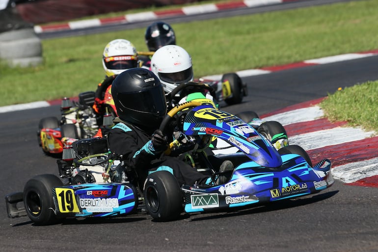 El piloto Alban Mussi (kart #19) se adjudicó la victoria el sábado en la categoría Cadete.