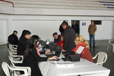 La ANDE instaló ayer un Centro de Atención al Cliente en el polideportivo de la Municipalidad de Mariano Roque Alonso.