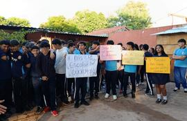 Alumnos del colegio nacional San Juan Bautista de la ciudad de Ñemby se manifestaron para exigir la entrega de los kits escolares.