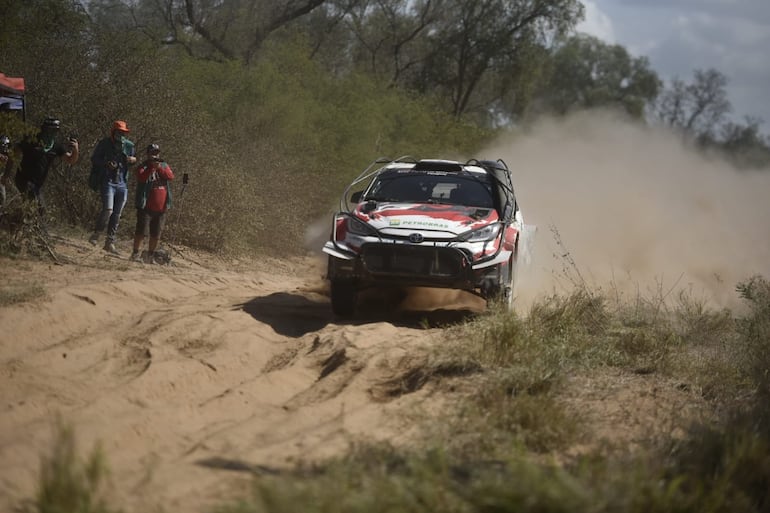 El Toyota GR Yaris Rally2 de Alejandro Galanti y Marcelo Toyotoshi en la Etapa 2 del Rally del Chaco 2026.