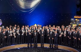 La foto para el recuerdo de la FIA Awards 2025, con los pilotos que destacaron en la temporada y fueron a la gala para recibir sus trofeos y reconocimientos, entre ellos Fau Zaldívar.