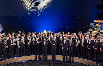 La foto para el recuerdo de la FIA Awards 2025, con los pilotos que destacaron en la temporada y fueron a la gala para recibir sus trofeos y reconocimientos, entre ellos Fau Zaldívar.