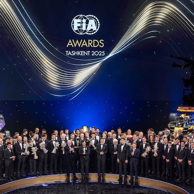 La foto para el recuerdo de la FIA Awards 2025, con los pilotos que destacaron en la temporada y fueron a la gala para recibir sus trofeos y reconocimientos, entre ellos Fau Zaldívar.