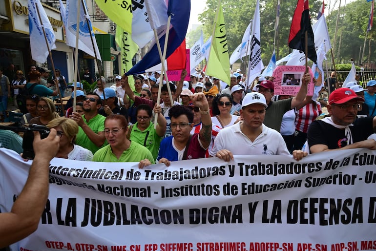 Docentes marchan contra la reforma de la Caja fiscal, ayer jueves en Asunción.