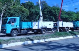 Camiones de la Ande realizando trabajos de mejora y reparación.