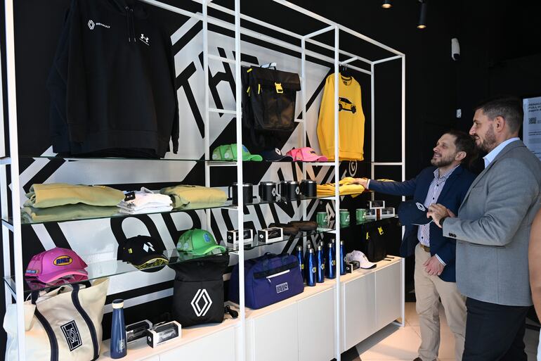 Uno de los ejes más llamativos del RNLT es la incorporación de Renault Originals, la línea oficial de merchandising que busca extender la relación con el cliente más allá del automóvil.