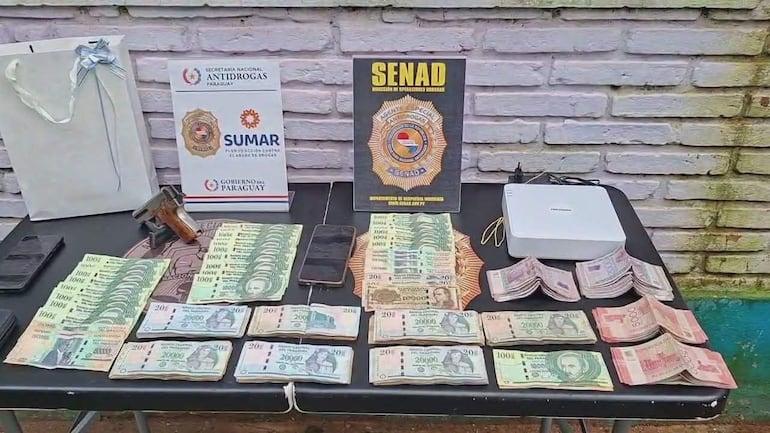 En uno de los allanamientos simultáneos se incautaron alrededor de G. 7 millones en efectivo y otras evidencias.