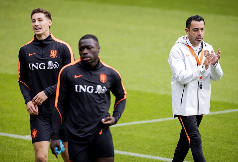 Los jugadores neerlandeses Ruben van Bommel (izda.), Brian Brobbey (centro) y el seleccionador nacional neerlandés Xavi Hernández (dcha.) durante una sesión de entrenamiento en Zeist, Países Bajos.
