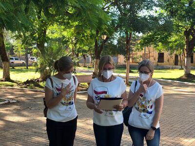 Silvana, Beatriz y Lorena Denis en la Plaza de la Libertad de Concepción, hoy.