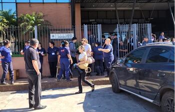 Funcionarios evacuaron la oficina de Registros Públicos luego de una explosión hoy.