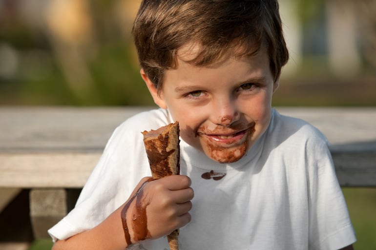 Niño y un helado de chocolate.
