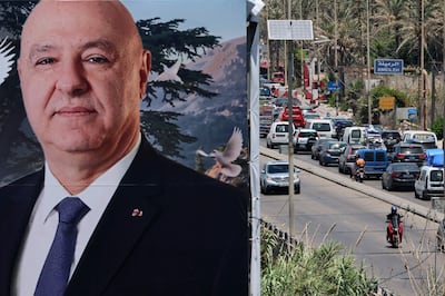 La imagen de Joseph Aoun (i), presidente del Líbano, en una avenida de la capital, Beirut. Promete no ceder territorio y defiende el acuerdo de paz con Israel.