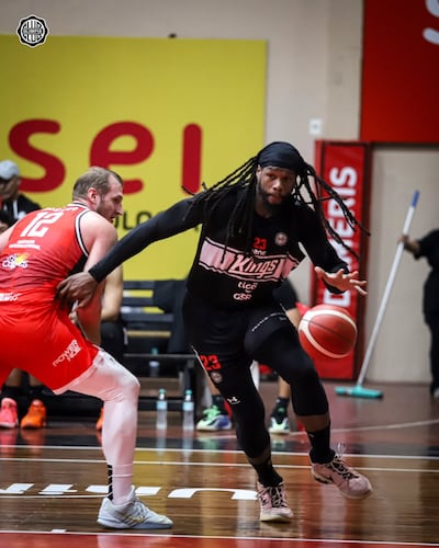 Jeremiah Wood de los Kings, elude la marca de Claudio Beling de FPC, en el partido que ganaron los franjeados.