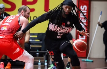Jeremiah Wood de los Kings, elude la marca de Claudio Beling de FPC, en el partido que ganaron los franjeados.
