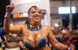 Una artista participa en el Desfile Inaugural del Carnaval de Montevideo, este jueves en Montevideo (Uruguay). Brilloso como la purpurina de sus maquillajes y pícaro como su eterno dios Momo, el carnaval conocido como "el más largo del mundo" volvió a decir presente en la principal avenida de la capital uruguaya, donde lució sus atributos con un Desfile Inaugural cargado de baile, canto, humor y colorido.