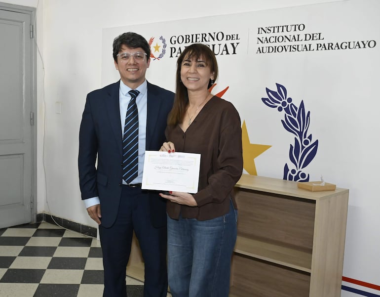El Director Ejecutivo del INAP, Christian Gayoso, junto a Juana Miranda, quien recibió el premio en representación de Hugo Gamarra.