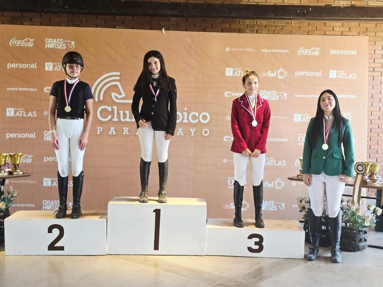 El podio en Escuelas Mayores 0.90. Hoy siguen las justas ecuestres.