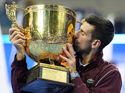 Novak Djokovic besa el trofeo logrado en Pekín, el 102 de su exitosa carrera que comprende nada menos que 24 Grand Slam.
