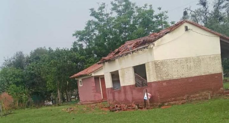 Esta infraestructura edilicia corresponde a la Escuela Básica Nº 1499 San Miguel, Unión, que hasta el momento ninguna institución se procupó de su arreglo