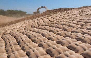 El muro encapsulado luce de esta forma, la técnica utilizada está dando buenos resultados evitando que la población quede aislada con crecidas del río Pilcomayo. Archivo