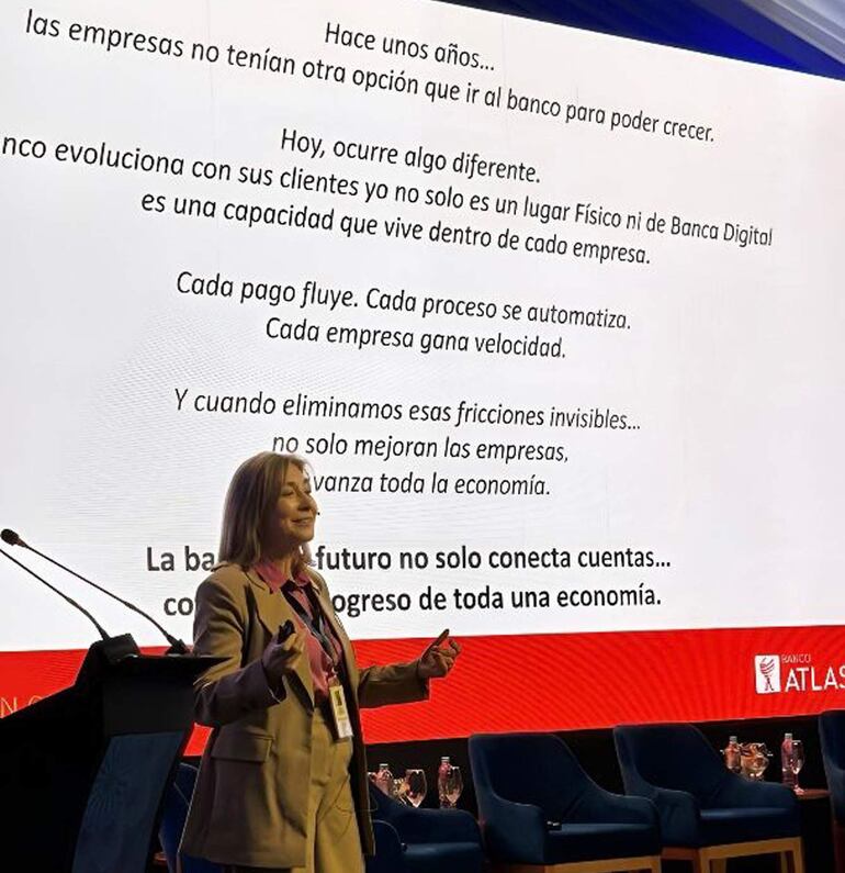 La directora de Tecnología y Operaciones de Banco Atlas, María Epifania González, hizo una presentación centrada en innovación y transformación digital.