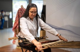 La artesana Rosa Segovia exhibe la técnica de confección del poncho para'i de 60 listas en la Expo de Osaka, Japón.