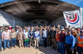 El presidente Santiago Peña posa junto con profesionales que formaron parte de una jornada de atención médica en Mariscal Estigarribia.