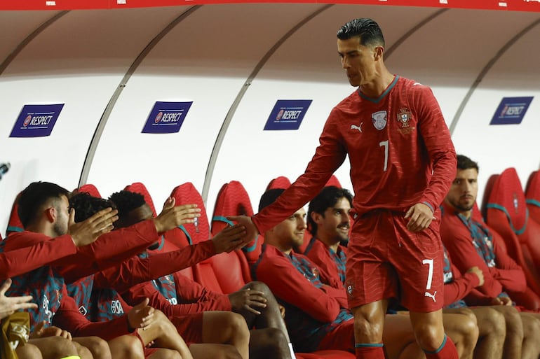 Cristiano Ronaldo de Portugal saluda a sus compañeros tras ser sustituido durante el partido de fútbol amistoso internacional entre Portugal y Nigeria en Leiria, Portugal.